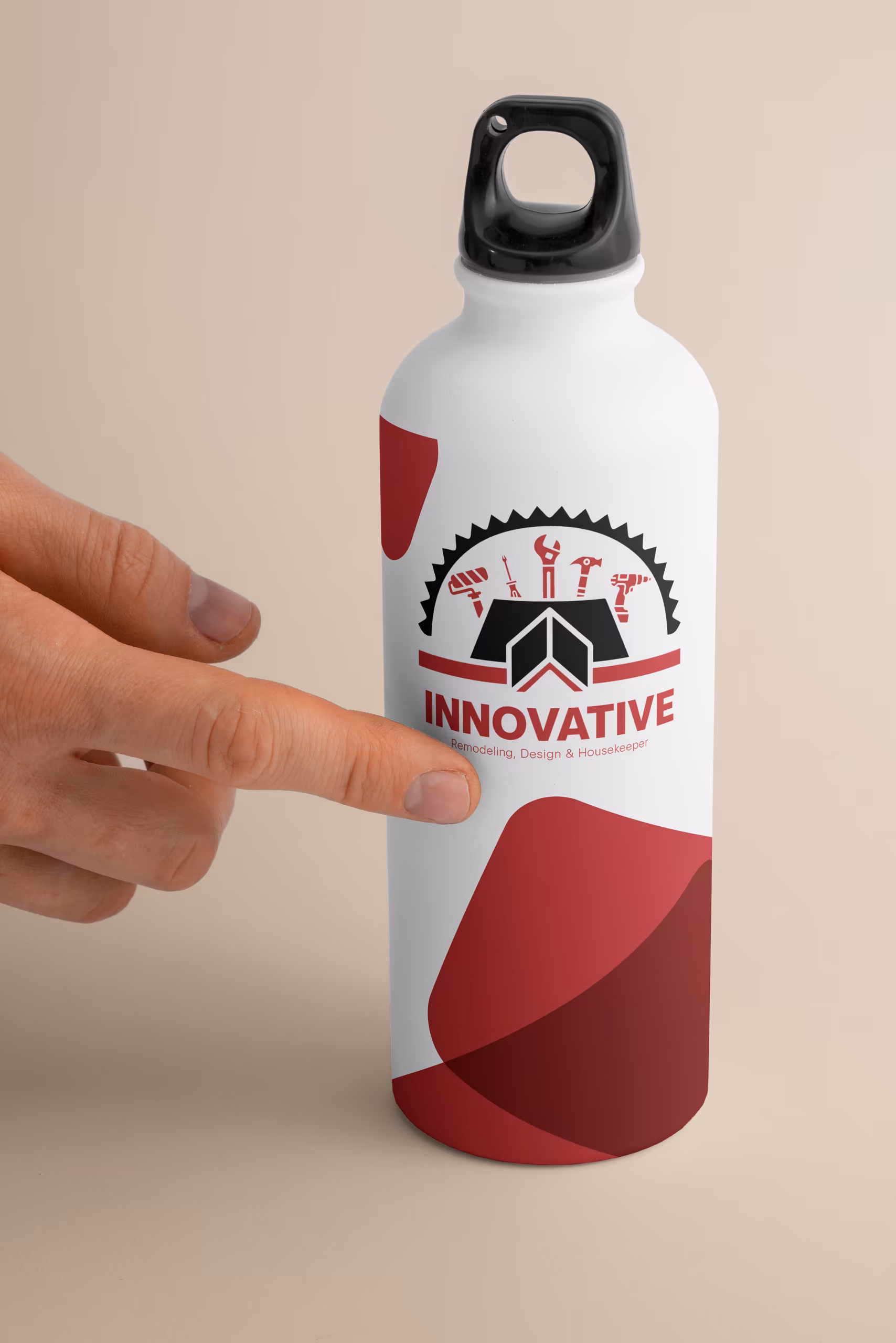 Identidad visual de Innovative aplicada en una botella